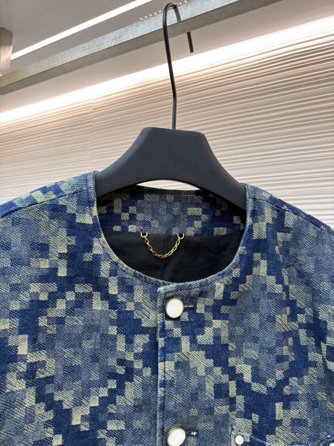 LOUIS VUITTON snake-print denim jacket ●Original version: purchased and developed by 27296 ●Item number: 1681014-C20 ●Fabric: denim fabric ●Technology: Distressed production ●Version: fitted version ●Weight: about 1375 grams ●Size: 46-48-50-52 ●Description: Customized Snakoflage denim for the spring and summer show will be Pharrell The Damoflage pattern written by Williams is transformed into a pixel-effect snake jacquard. The customization cycle is 25 days. The whole body is fixed and counter-cut, including the back pocket splicing, which is fully aligned with the body. It is made of artificial pearls with a pure copper distressed base. The leather tag on the back waist is made of suede and has a high-temperature embossed checkerboard Fei Dong logo. The overall wiring is straight and delicate, the fabric is comfortable and soft, and the color is consistent without color difference. It can be matched with the same style to create a fashionable look and control various occasions. Customized accessories, complete with three standards, same style for men and women!
